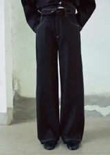 Jeans Susan de tiro alto y diseño balloon, confeccionados en tejido de algodón estilo vaquero en color negro con costuras pespunteadas en contraste. Cuentan con cierre de botón y cremallera, presillas para cinturón y diseño de cinco bolsillos.