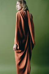 Vestido tipo túnica de viscosa color terracota, con cuello redondo, mangas largas amplias y diseño midi.