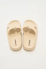 Sandalias marrones con textura, de la marca Randu.