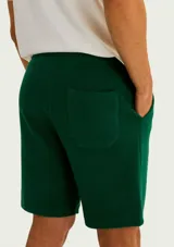 Bermudas de felpa verde oscuro, con corte recto y cordón ajustable en la cintura.