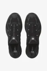 Championes Salomon modelo XT-Whisper, color negro, con diseño técnico de trail running, confeccionados en malla transpirable y refuerzos sintéticos, con sistema de cordones rápidos y suela con relieve para mayor tracción.