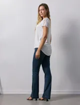 Blusa blanca de modal con cuello redondo y escote en V. Tiene apliques de crochet en el escote y los hombros.