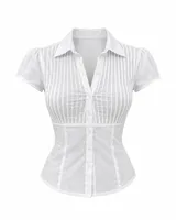 Camisa blanca entallada de manga corta abullonada, con cuello clásico y escote en V con botones. Presenta alforzas verticales en el frente y un corte que marca la cintura.