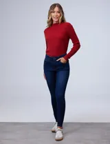 Jean elastizado de tiro alto y pierna skinny, marca One Five One. Tiene pretina con pasadores, botón y cierre. Delantera y trasera con bolsillos.