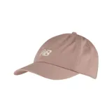 Gorra de béisbol color rosa pálido con logo de New Balance bordado en blanco en el frente. Cuenta con visera curva y correa ajustable en la parte trasera.