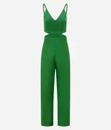 Mono largo color verde con escote en V, breteles finos ajustables, recortes laterales, pantalón palazzo y pliegues delanteros.