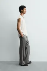 Camiseta tank gris con efecto lavado, de corte relajado, cuello redondo y manga raglán sisa.