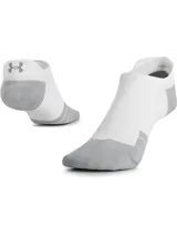 Medias deportivas cortas Under Armour de color blanco con detalles en gris en la puntera y el talón. Incorporan la tecnología Iso-Chill y ArmourDry para mayor frescura y transpirabilidad.