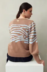 Sweater de punto color crudo con estampado animal print en tonos marrones, de mangas abullonadas y puños elastizados.