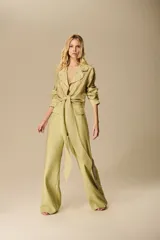 Pantalón de vestir color verde lima, de corte amplio y fluido, con apliques bordados brillantes en los laterales.