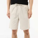 Bermuda chino color gris claro, de corte recto, con cintura elástica ajustable mediante cordón y bolsillos laterales.