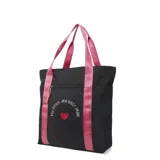 Cartera tipo tote bag color negro con correas largas en color rosado que incluyen inscripciones de marca. Presenta un bolsillo frontal con cierre y un estampado central con la frase 'red lipstick and glossy brain' junto a un corazón rojo.