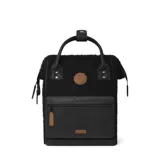 Mochila negra de poliéster con textura de borreguito. Tiene sistema MOLLE, compartimento acolchado para tablet o PC, correa para sujetar a la maleta y tirantes acolchados antitranspirantes.