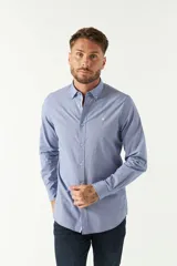 Camisa celeste de algodón con corte slim fit y logo bordado en el pecho.