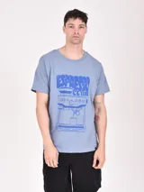 Remera color verde grisáceo con estampa de una cafetería.