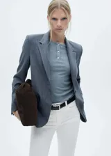 Jeans tipo flare de tiro alto, confeccionados en mezcla de algodón y elastano, con diseño crop, bolsillos y bajo deshilachado.