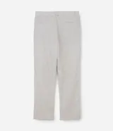 Pantalón de lino blanco de corte recto, con trabillas en la cintura, cierre tradicional y bolsillos laterales.