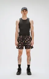 Short de baño negro con estampado de estilo tatuaje old school, que incluye diseños de rosas, sirenas, tiburones, anclas y diamantes. Cuenta con cintura elástica, cordón ajustable y cuatro bolsillos.