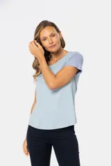 Remera de manga corta con cuello redondo y diseño de bloques de color. El cuerpo es beige, la manga izquierda es azul claro y la manga derecha es rosada.