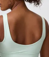 Top deportivo Get Over color menta, con escote en U y breteles anchos. Confeccionado en microfibra con copas integradas.
