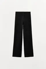 Pantalón negro de tejido de punto, tiro alto, con cintura elástica y detalle de tres botones frontales. Corte de pierna recta y ancho.