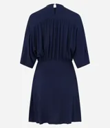Vestido corto azul marino de viscosa, con escote en V y mangas cortas estilo murciélago.