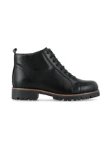 Bota de cuero negro con textura granulada, estilo borcego acordonado al tobillo y suela track.