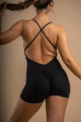 Enterito negro ajustado al cuerpo, con breteles finos y escote redondo.