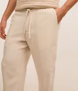 Pantalón Marfinno de corte recto, color beige, confeccionado en mezcla de viscosa y lino con tejido flamé. Cuenta con cintura elástica con cordón ajustable, bolsillos laterales y traseros.