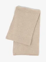 Bufanda de punto color beige, de estilo clásico y versátil.