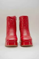 Botines negros de cuero con plataforma y tacón cuadrado. Cierre con cremallera lateral.