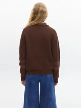 Sweater marrón de punto con cuello polo, escote en V y mangas largas con puños acanalados.