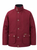 Campera tipo encerada de corte clásico para hombre, en color bordó, con cuello alto, cierre frontal con botones a presión metálicos y solapa, bolsillos frontales superiores ribeteados y bolsillos inferiores grandes con solapa y botón.