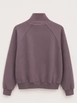 Campera negra de cuello alto con cierre frontal metálico completo, bolsillos laterales y logo bordado en el pecho.