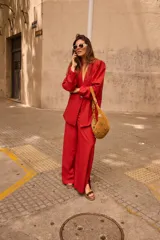 Pantalón de seda de silueta amplia y caída fluida, color rojo, con cintura limpia y estructura liviana.