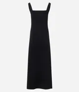 Vestido midi de corte recto confeccionado en bengalina, con escote cuadrado, sin mangas y detalle de fruncido lateral. Presenta una abertura lateral en el ruedo.