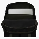 Mochila urbana Merrell modelo Gundahoo Urban Back, confeccionada en lona de poliéster color negro. Presenta un diseño funcional con correas de ajuste grises en el frente con hebillas de liberación rápida, compartimento principal con cierre de doble cursor y logo de la marca en la parte superior.