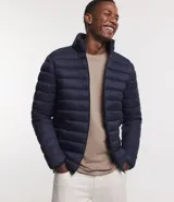 Campera puffer ultraligera de cuello alto con cierre frontal por cremallera y bolsillos laterales. Diseño acolchado con relleno sintético.