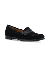 Mocasín de gamuza color negro con detalle de tira texturizada sobre el empeine y suela plana.