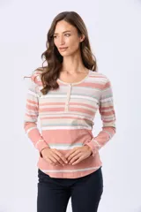 Remera de manga larga con estampado de rayas horizontales en tonos rosados, beige y verde. Presenta un escote redondo con una pequeña abertura frontal con botones y aberturas laterales en el ruedo.