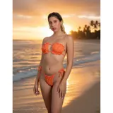 Bombacha de bikini tanga naranja con diseño plisado y tiras laterales ajustables. Fabricada en licra.