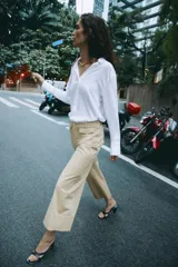 Pantalón culotte de tiro alto en color verde militar. Presenta bolsillos frontales de plastrón con solapa, cierre frontal con cremallera y botón, y diseño de pierna ancha con dobladillo marcado.