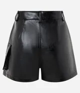 Short pollera de poliuretano color marrón, con diseño que imita el cuero, cintura con trabillas, bolsillos delanteros y bolsillo lateral estilo cargo.