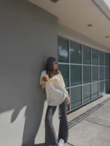 Remerón negro de manga corta, corte holgado y tejido de punto acanalado.