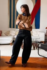 Jean de tiro alto con corte barrel leg, de calce holgado y pierna ancha, confeccionado en denim azul clásico.