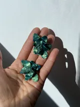 Par de aros colgantes con forma de flor grande, color negro.