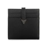 Billetera Guess modelo Gilda, color negro, de diseño compacto en simil cuero con textura, cierre con tira y botón a presión, y aplicación metálica triangular con el logo de la marca en la parte frontal.