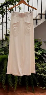 Pantalón de corte piyamero, con cintura ancha elastizada, bolsillos aplicados en la parte trasera y detalles en hilo al tono.