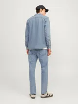 Jean de corte relajado y tiro alto con pierna recta, confeccionado en denim de tono azul claro con acabado stonewash. Presenta el clásico diseño de cinco bolsillos y cierre frontal con botones.