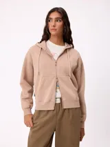 Campera canguro Rusty modelo Frankston, color taupe, con capucha con cordón de ajuste, cierre frontal completo y bolsillos estilo tipo canguro.